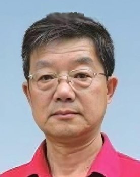 Xiaotong Che as Narration