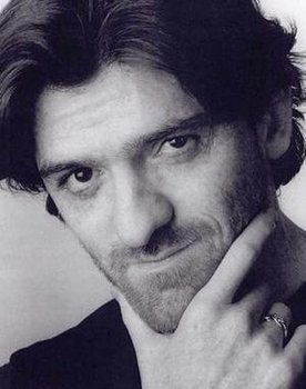 Ernesto Lama as Prete