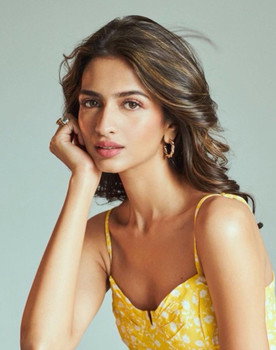 Shruti Chauhan as Rashi Motvani