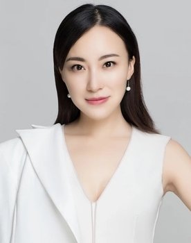 Ван Сяо Ци as telephone operator