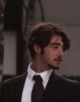 Henrique Novaretti as John Lennon