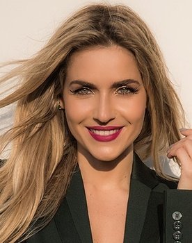 Monique Alfradique as Carlota