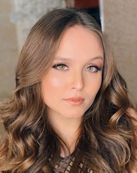 Larissa Manoela as Manuela Agnes Fará (Manu) / Isabela Agnes Fará (Isa) / Isabela Saldanha Junqueira