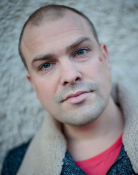 Martin Svensson as Simon