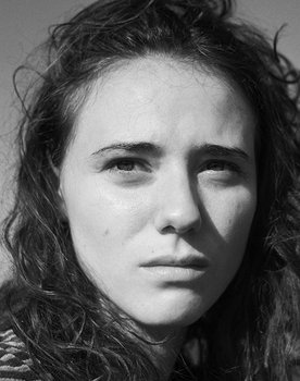 Karelle Tremblay as Jeune livreuse