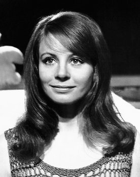 Sarah Miles as Anne Osborne
