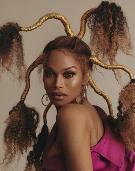 Miss Shalae as Beyonce