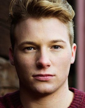 Björn Jochum as Max