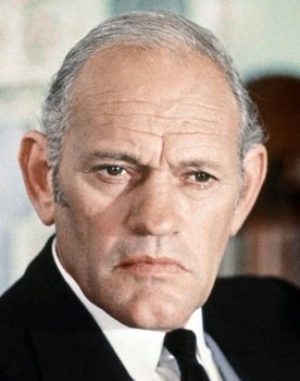 Harry Andrews as Earl Of Yeonil