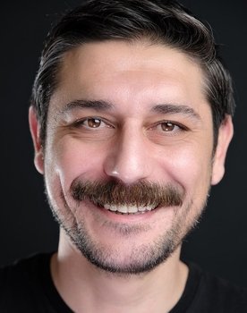 Cemal Gönen as Özcan