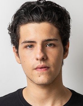 Paulo Mendes as Tomás