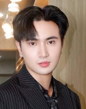 Omnmon Poppat Lertpradit as Bee