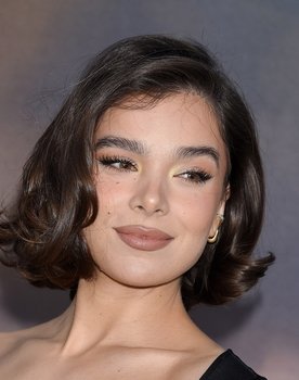 Hailee Steinfeld as Petra Arkanian