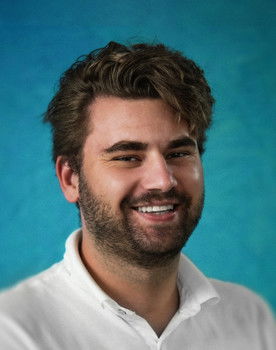 Keno Aladjuz as Presenter / History teacher