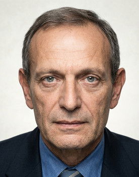 Kunt Tulgar as Doctor