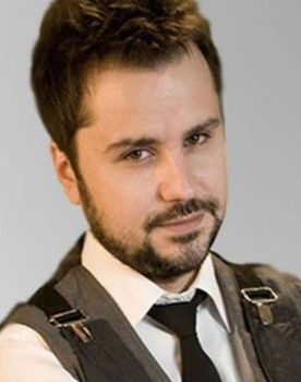 Zeki Kayahan Coşkun as Sunucu