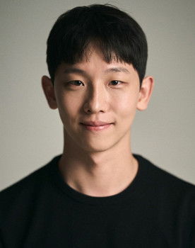 Kim Dong-Yeong as Dong Yeong / Woo Joo