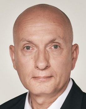 Ask Rostrup as Nyhedsoplæser (voice)