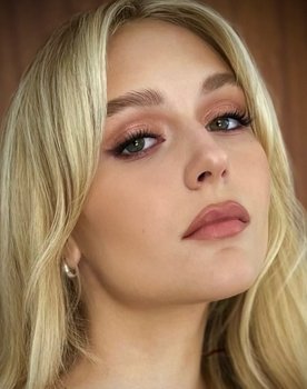 Alyvia Alyn Lind as Leila