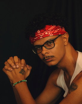 Diego Santos as Moço da Bilheteria