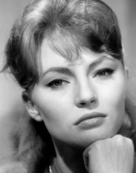 Karin Baal as Amelia