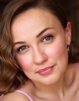 Eleanor Barkla as Holly