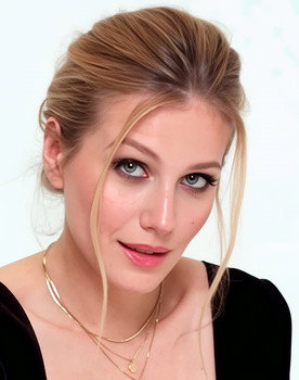 Karina Andolenko as Lena Kuznetsova