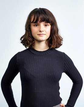 Lou Lambrecht as Inès