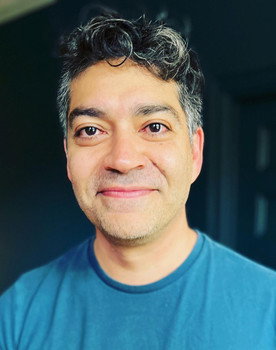 Mickey Miller as Theo Reed