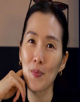 Kim Ji-na as Director Jin Soo-min