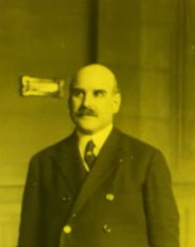 Fermín Urrutia as Secretario y profesor