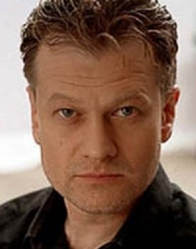 Sergey Vlasov as Первый полицейский