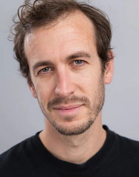 Paulo Quedas as Dancer