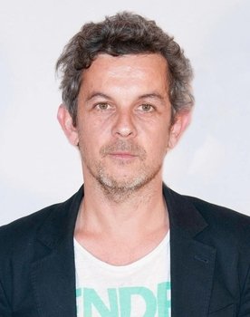 Thierry de Peretti as Carlos