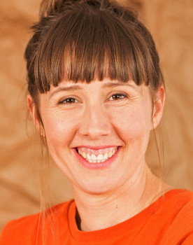 Noelia Castro as Sara (Recepcionista)