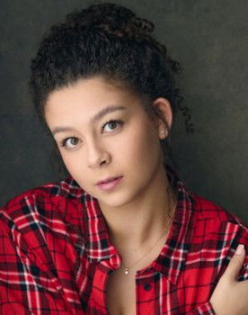 Tia Larsen as Chloé White