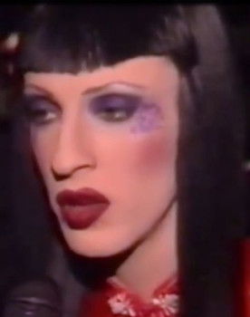 Sir James as Chica vampiro