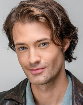 Julian Schneider as Hotellvert