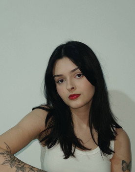 Laura Miritz as Amiga de Bono