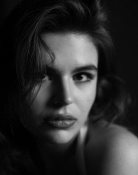 Aylin Akın as Girl on the Voicemail