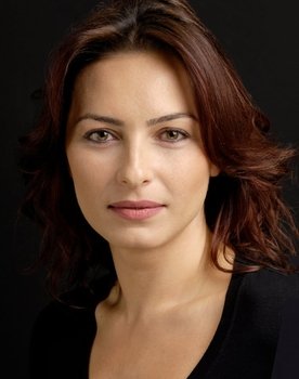 Ayça Bingöl as Nesrin