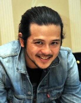 Ramon Y. Tungka as Estu Santoso