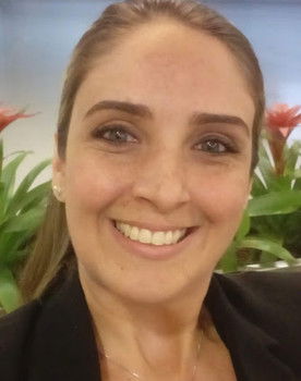 Rachel Machado as Anunciante