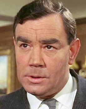 Paul Hardwick as Earl of Warwick/ Sir John Maltravers