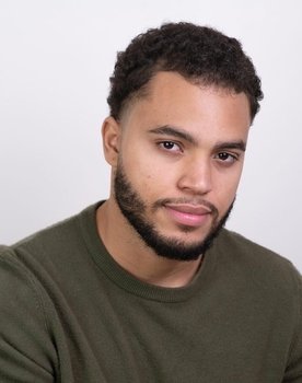 Marcio Elizzio as Santiago