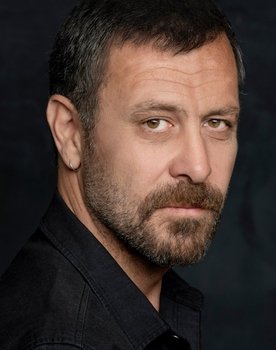 Nejat İşler as Ali