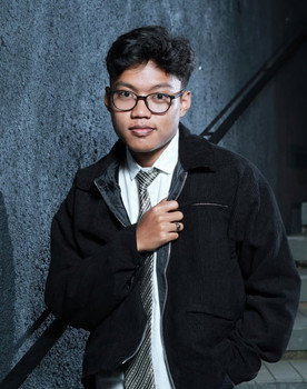 Almas Yulian Annafi as Pianis