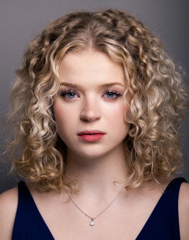 Anastasiia Aksiuta as Francesca