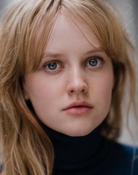 Markella Kavenagh as Sara