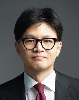 Han Dong-hoon as Self (archive footage)